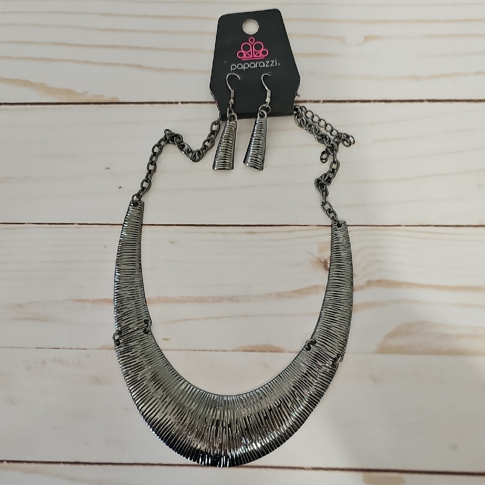 Paparazzi Textured Silver Necklace and Earring Set